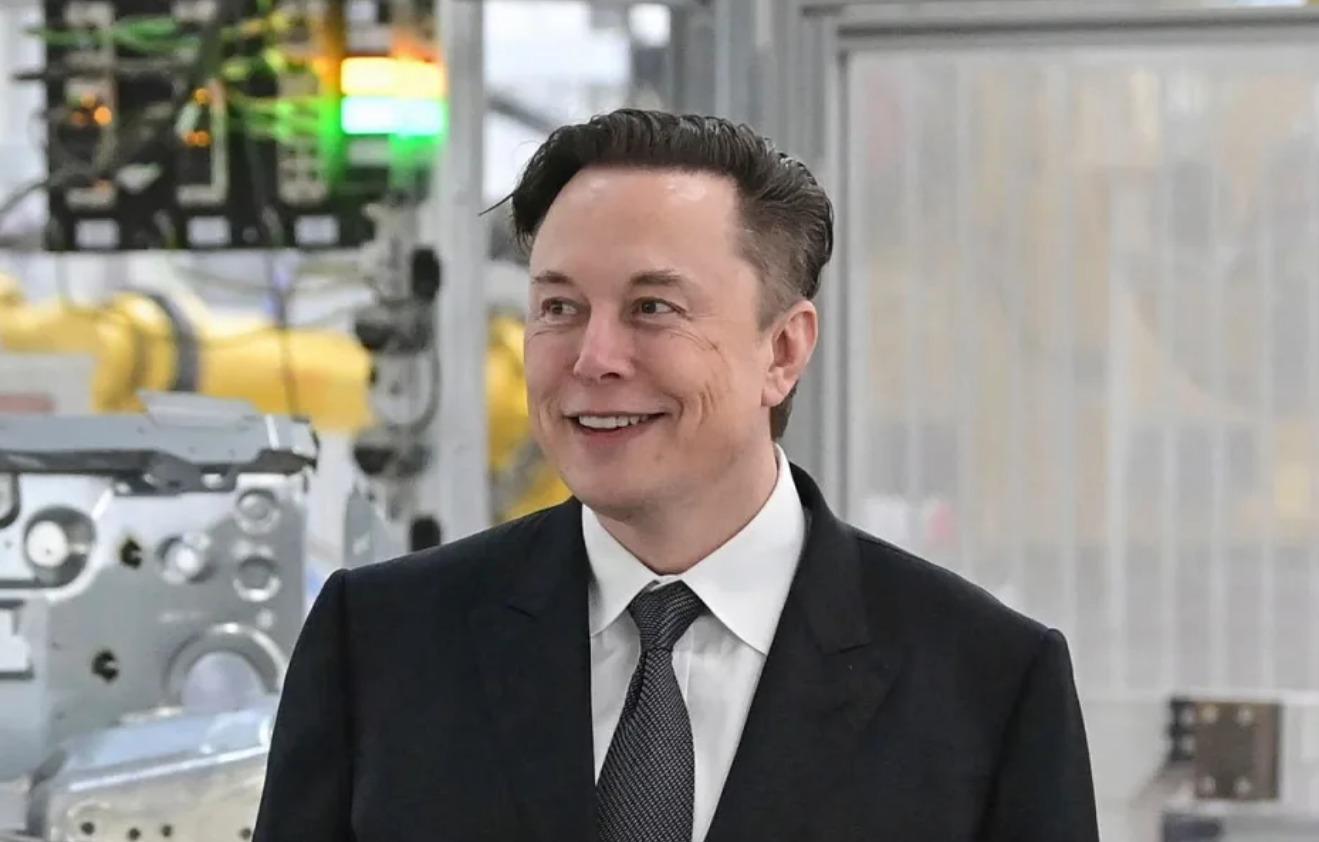 Who’s the boss? Elon steps down.